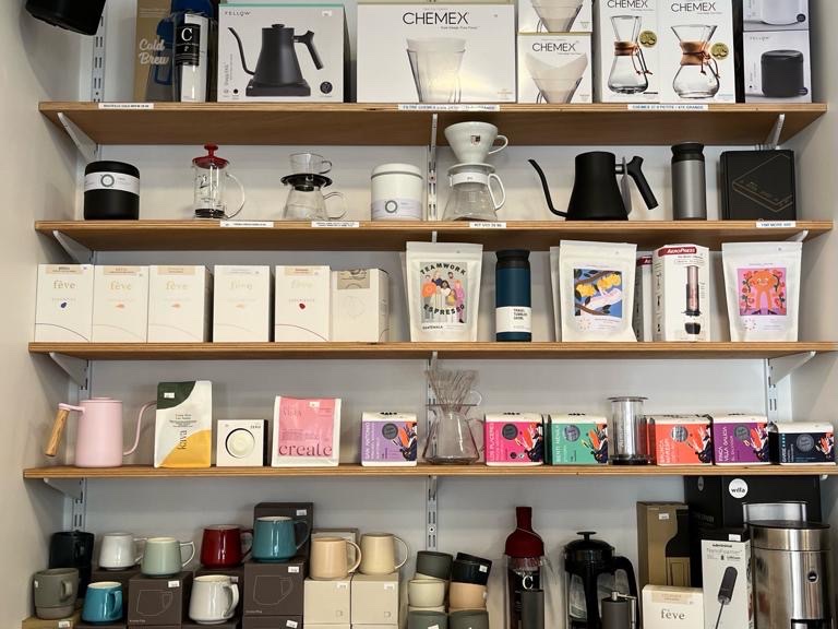 Étagère de vente Typica : sélection de cafés en grains